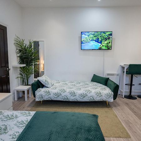 Beautiful Studio Flat In Hackney Next To Overground Station 런던 외부 사진