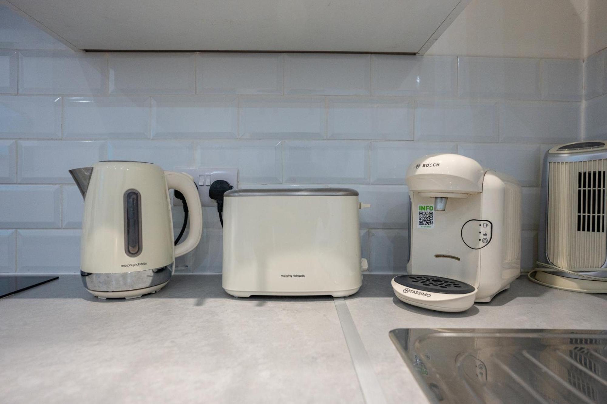 Beautiful Studio Flat In Hackney Next To Overground Station 런던 외부 사진